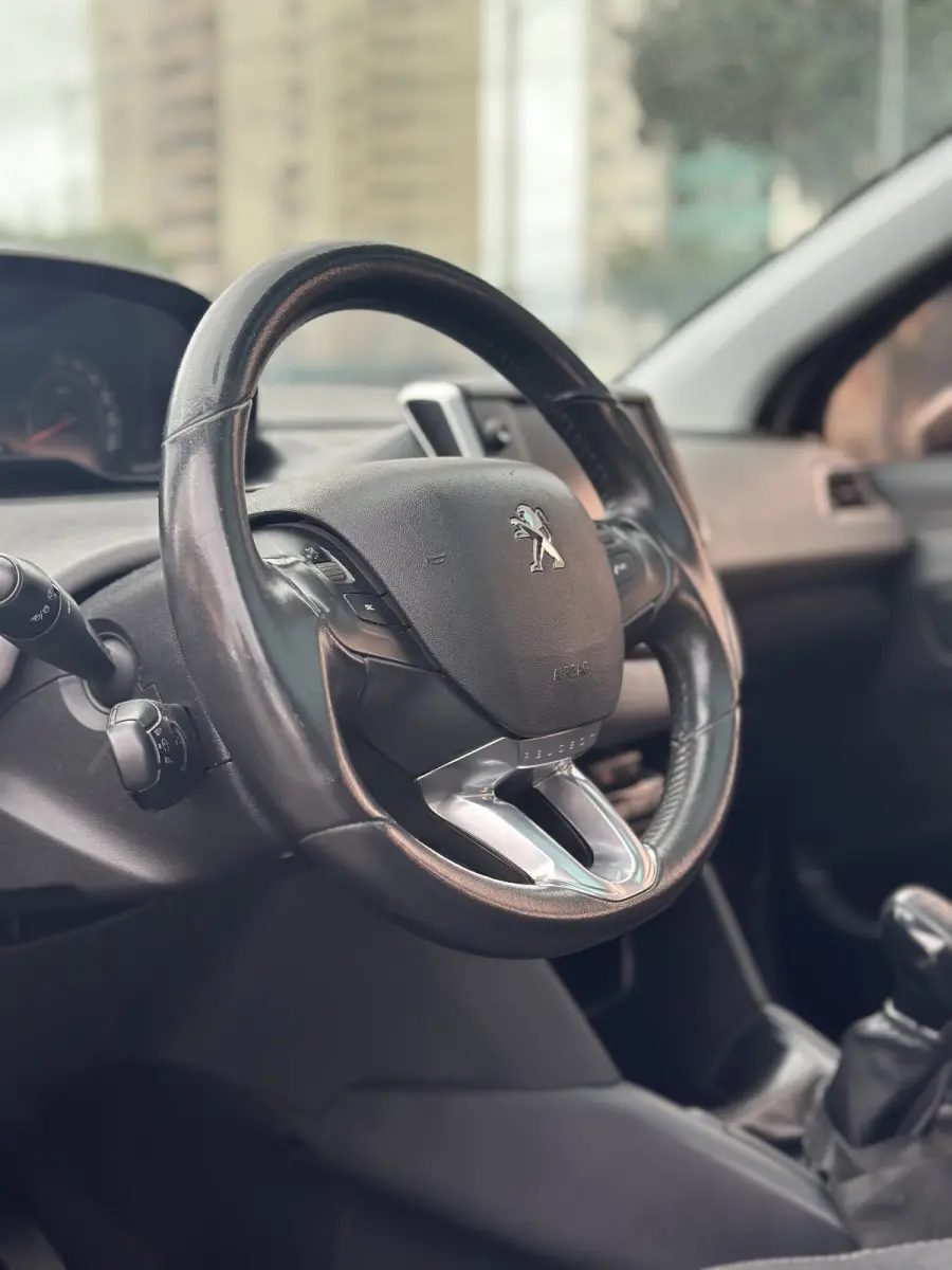 PEUGEOT 208 - Foto