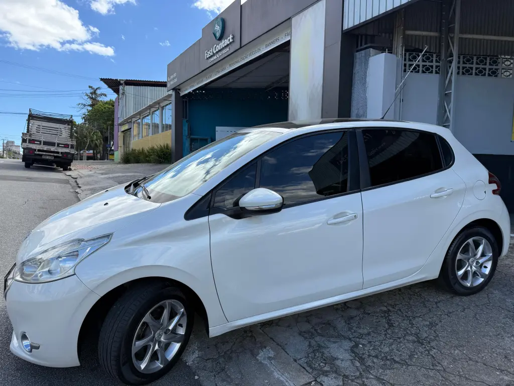 PEUGEOT 208 - Foto