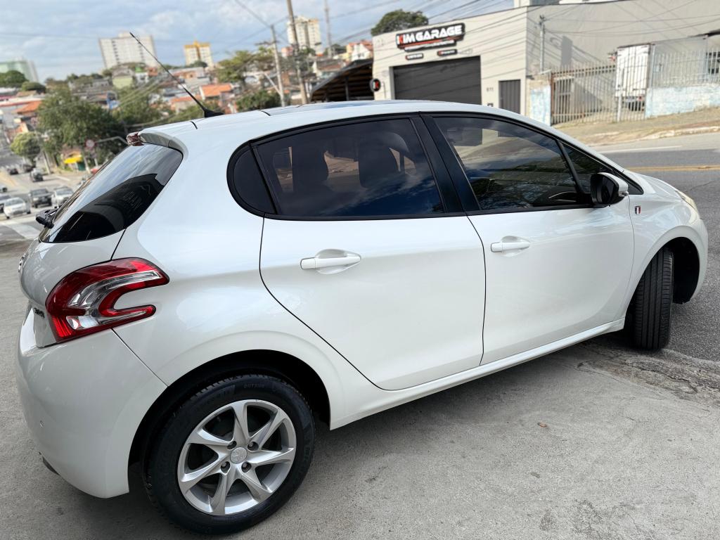 PEUGEOT 208 - Foto