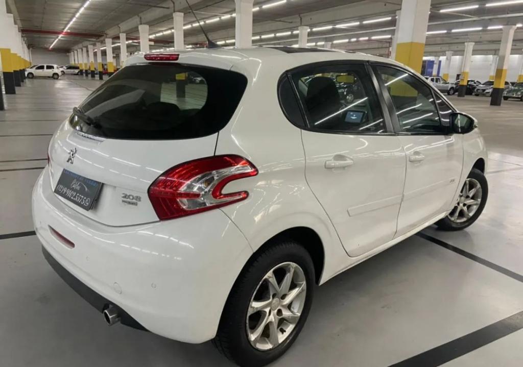 PEUGEOT 208