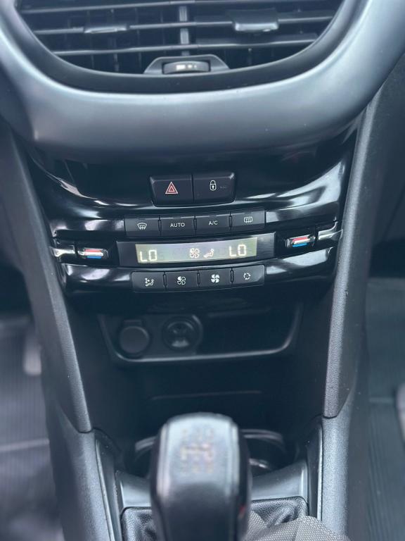 PEUGEOT 208 - Foto