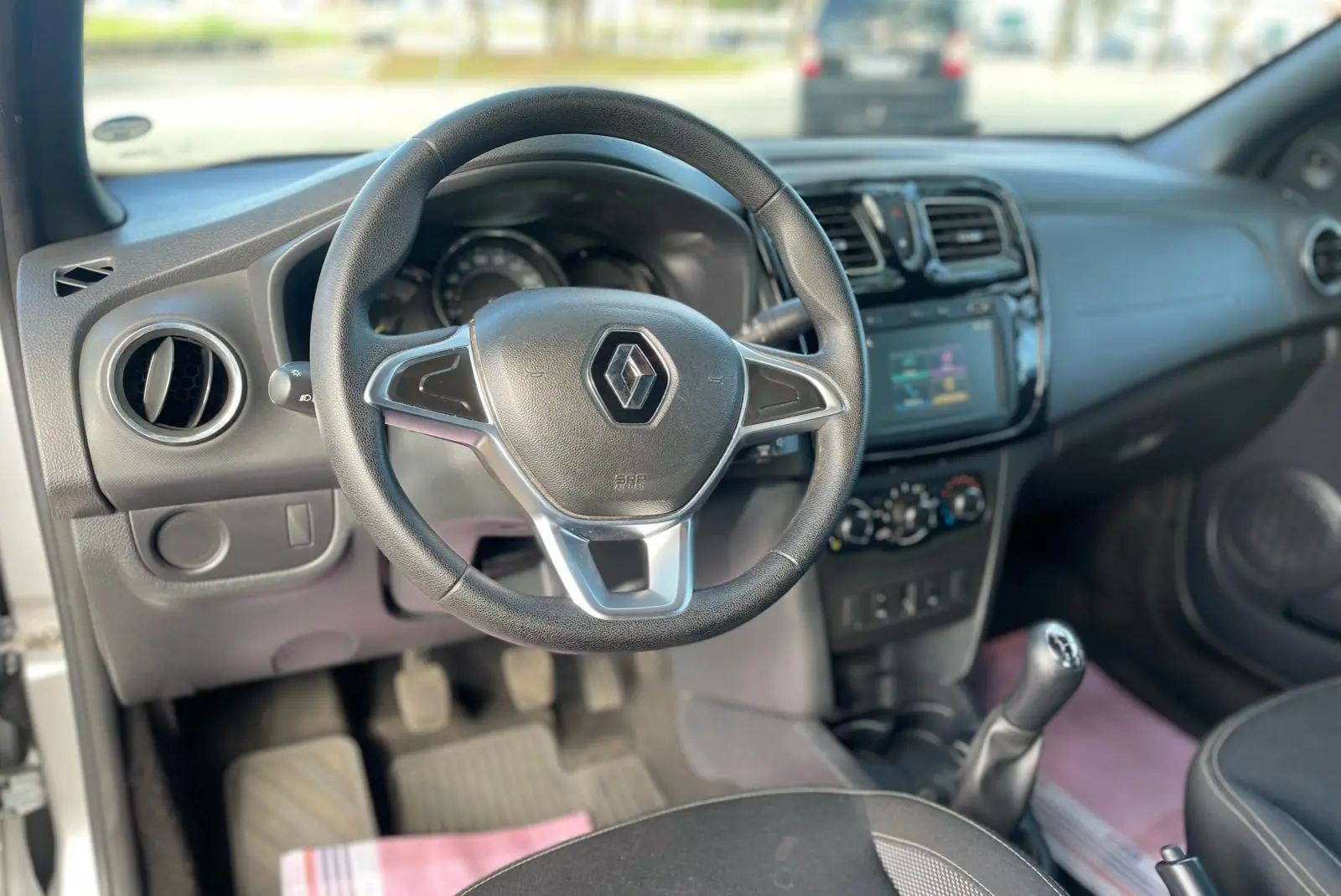 RENAULT Logan - Miniatura