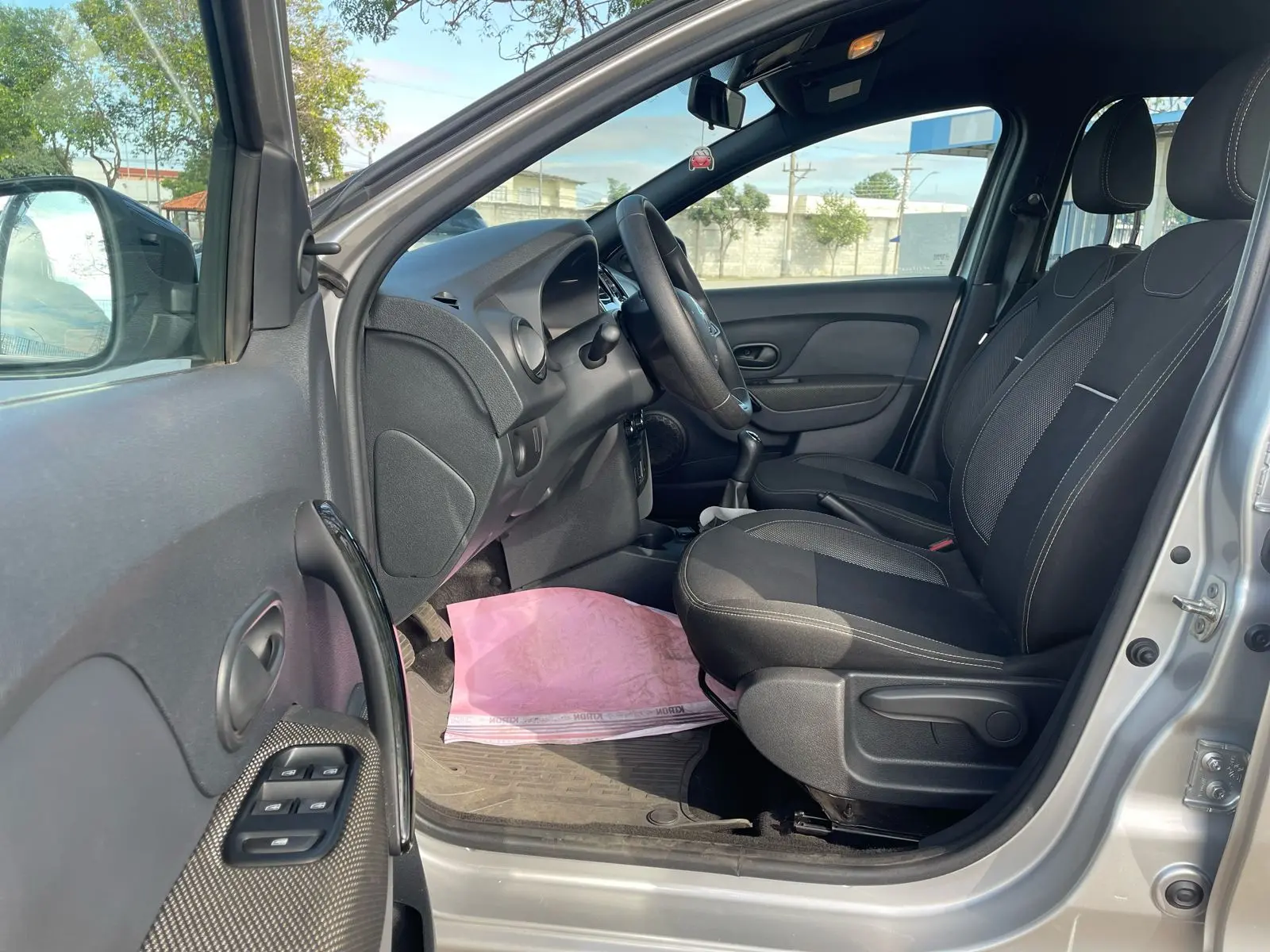 RENAULT Logan - Miniatura