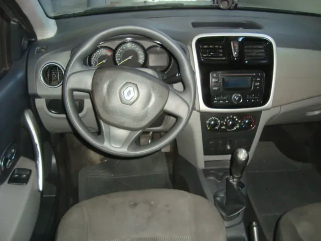 RENAULT Logan - Foto