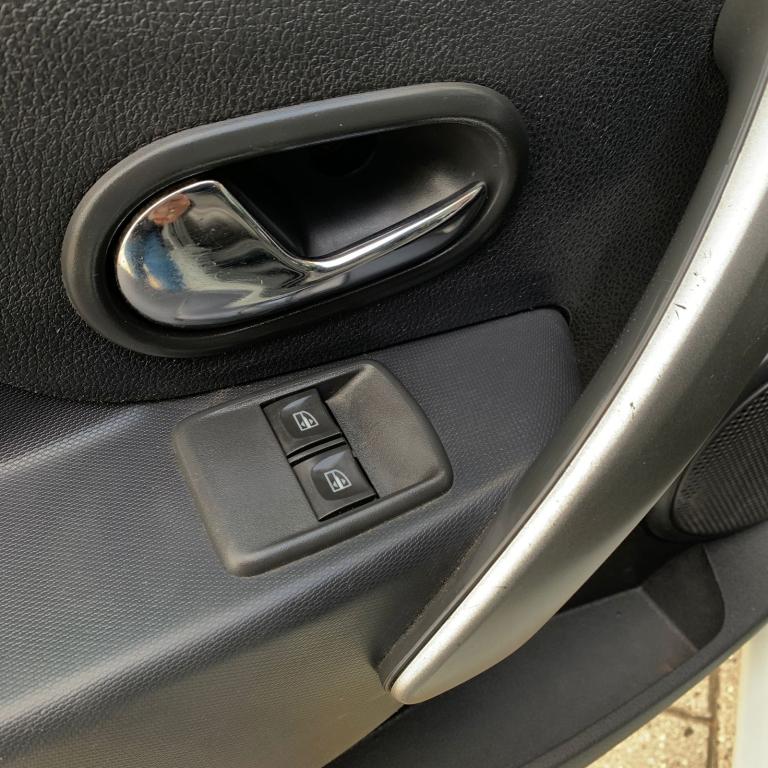 RENAULT Sandero - Foto