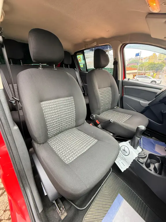 RENAULT Sandero - Foto