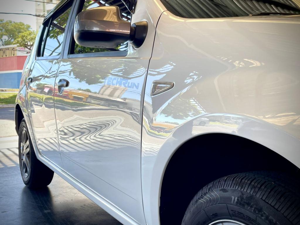 RENAULT Sandero - Foto