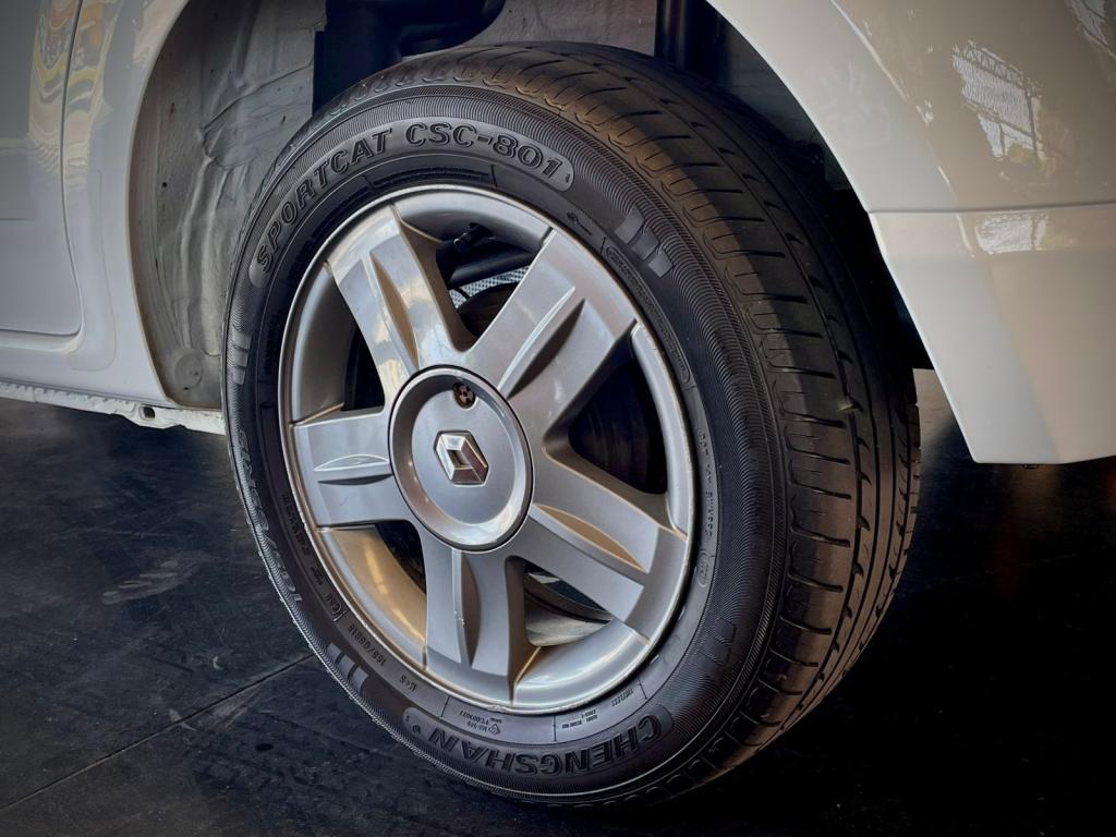 RENAULT Sandero - Foto