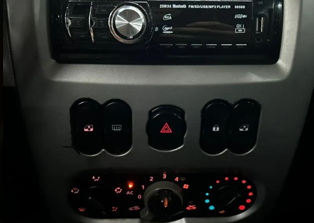 RENAULT Sandero - Foto