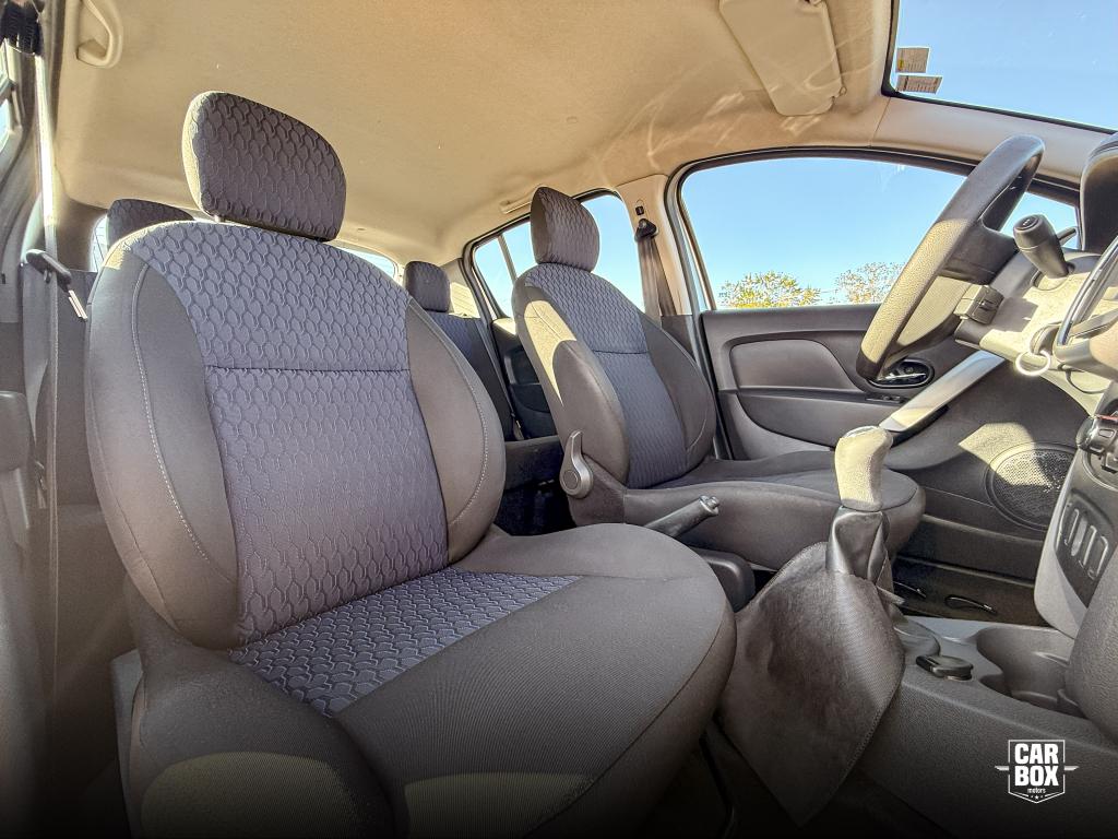 RENAULT Sandero - Foto