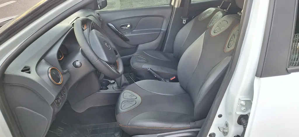 RENAULT Sandero - Foto