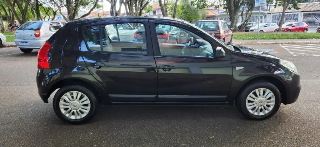 RENAULT Sandero - Foto