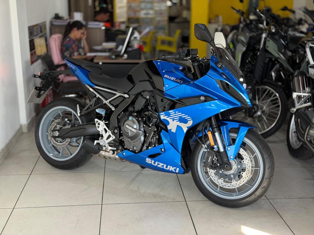 SUZUKI GSX-8R