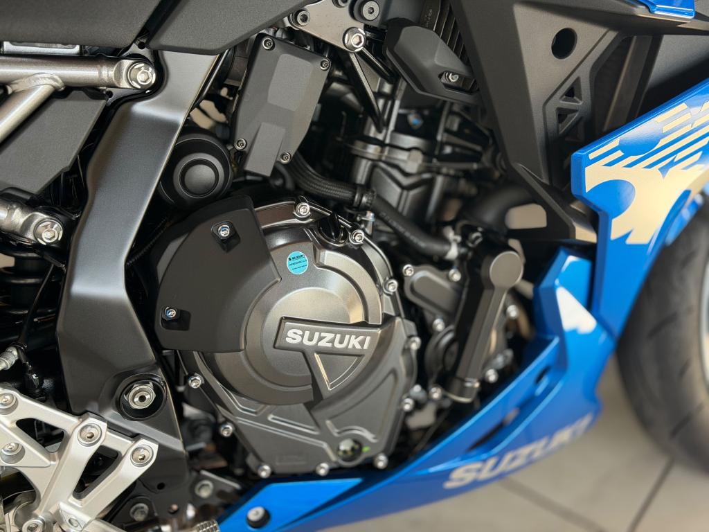 SUZUKI GSX-8R - Foto