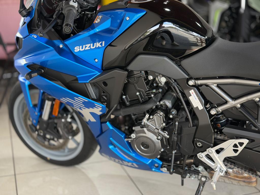 SUZUKI GSX-8R - Foto
