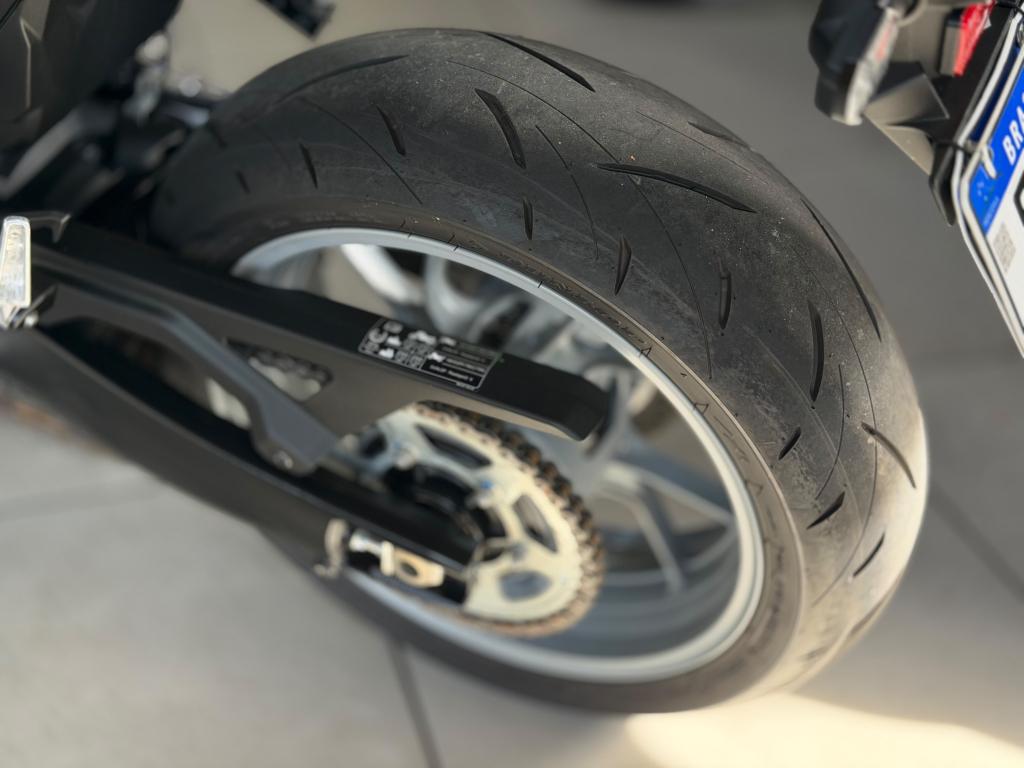SUZUKI GSX-8R - Foto