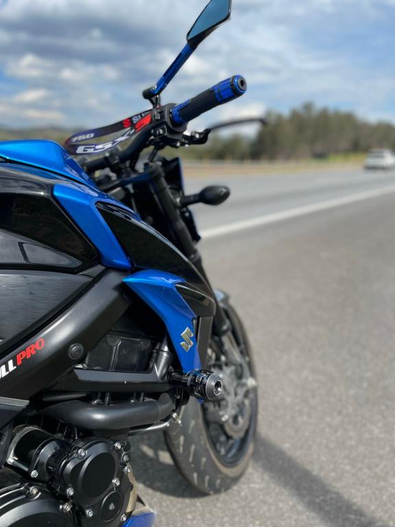 SUZUKI GSX-S 750 - Foto