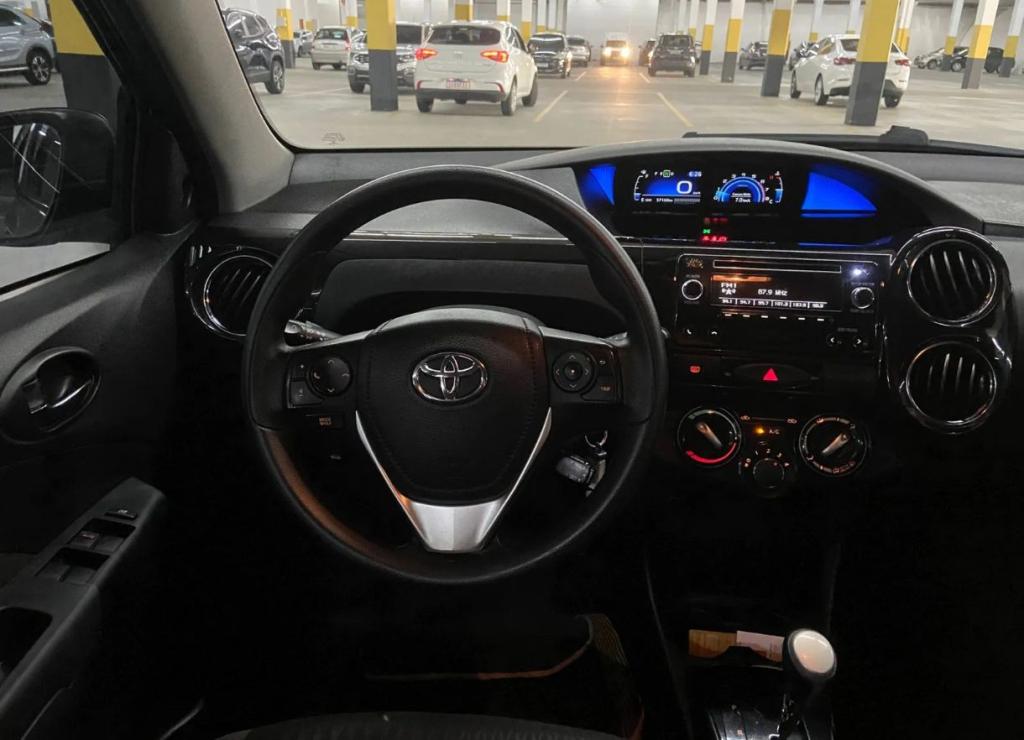 TOYOTA Etios Hatch - Foto