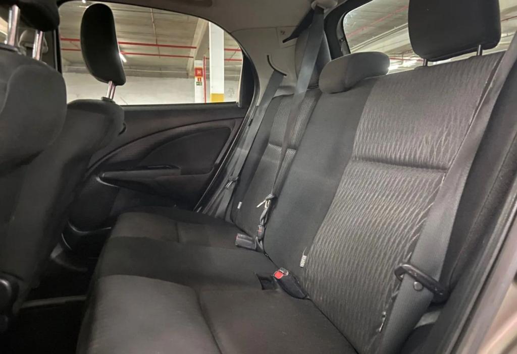 TOYOTA Etios Hatch - Foto