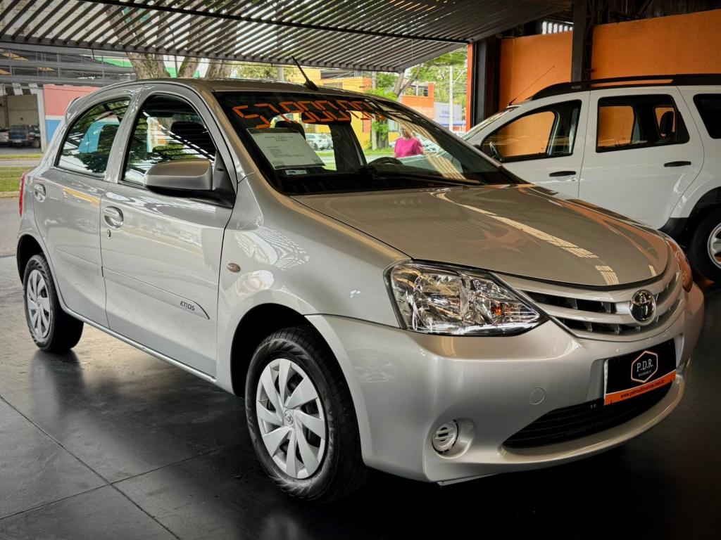TOYOTA Etios Hatch - Foto