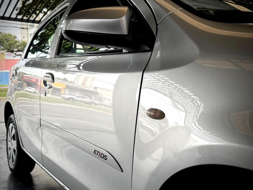 TOYOTA Etios Hatch - Foto