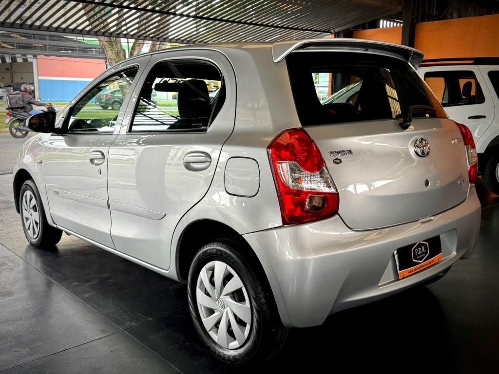 TOYOTA Etios Hatch - Foto