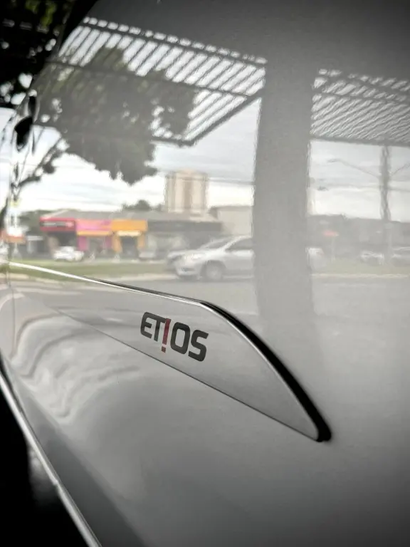 TOYOTA Etios Hatch - Foto