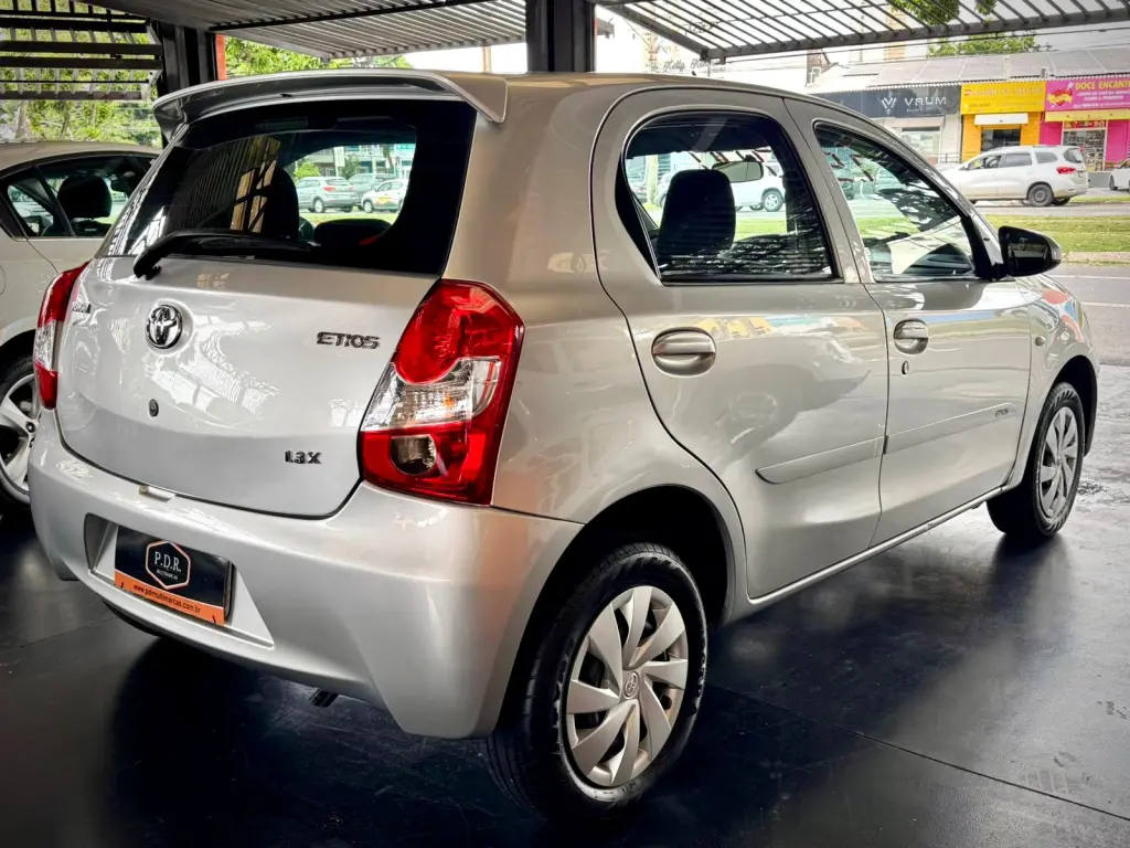 TOYOTA Etios Hatch - Foto