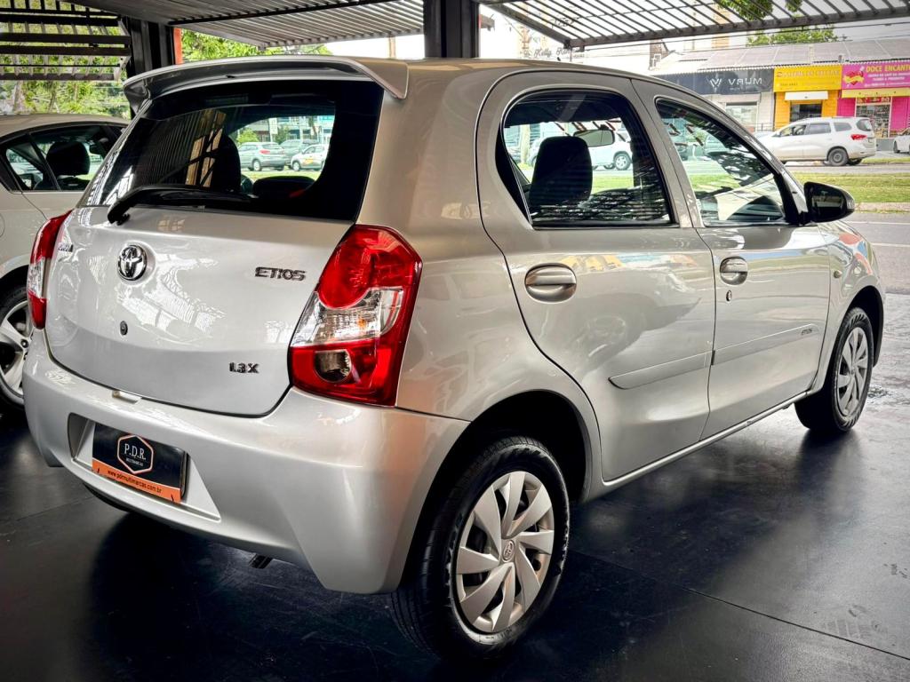 TOYOTA Etios Hatch - Foto