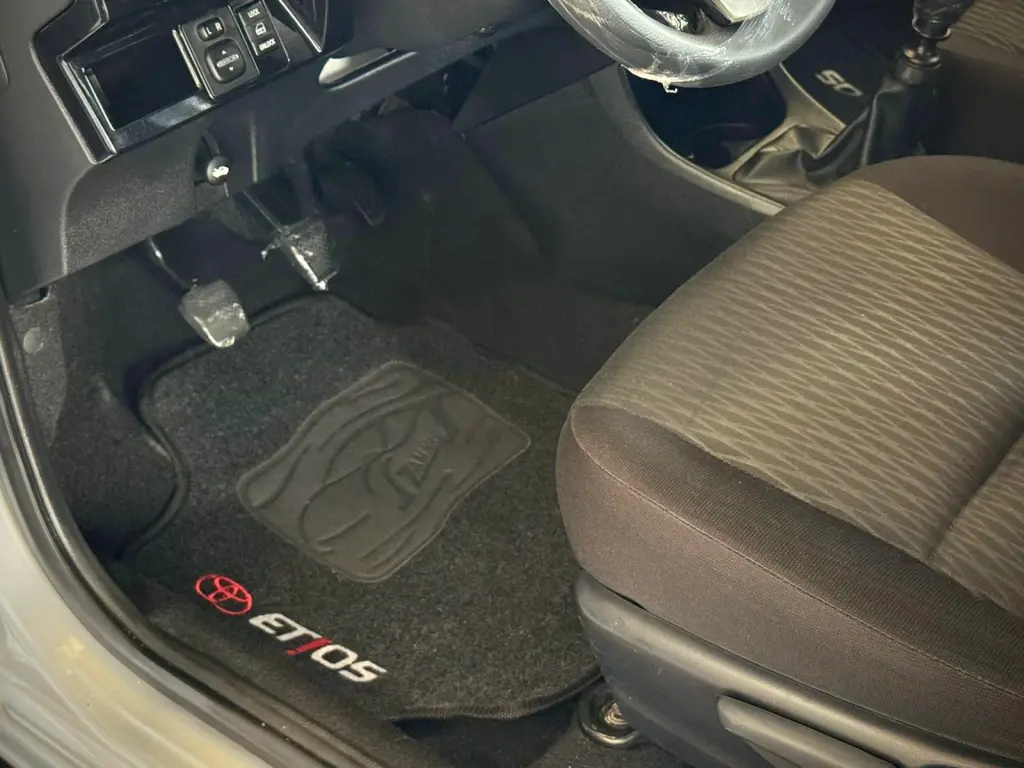 TOYOTA Etios Hatch - Foto