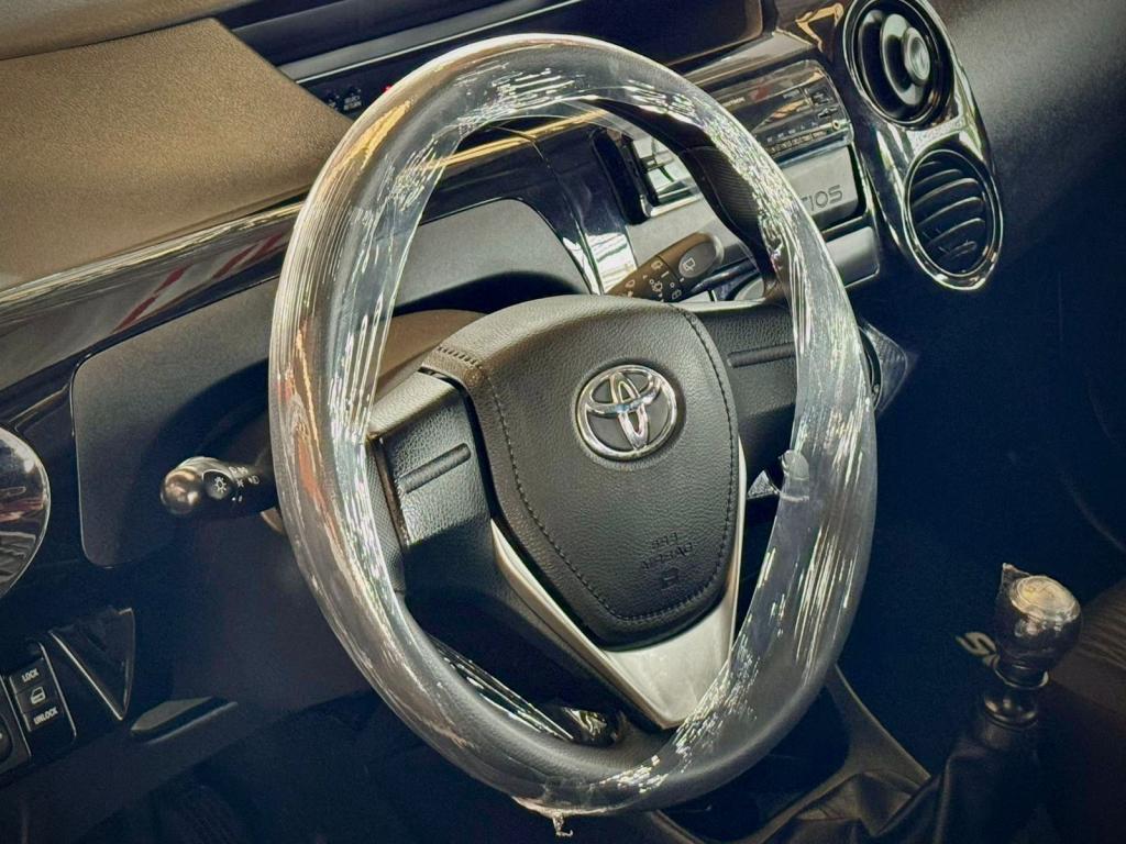 TOYOTA Etios Hatch - Foto