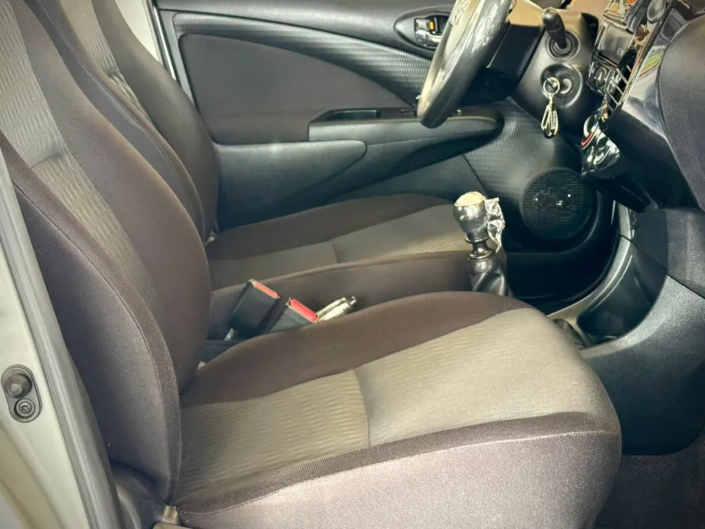 TOYOTA Etios Hatch - Foto