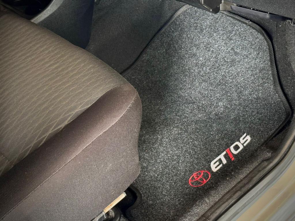 TOYOTA Etios Hatch - Foto