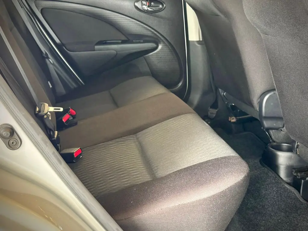 TOYOTA Etios Hatch - Foto