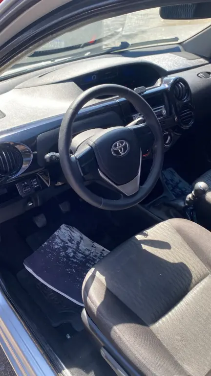 TOYOTA Etios Hatch - Foto