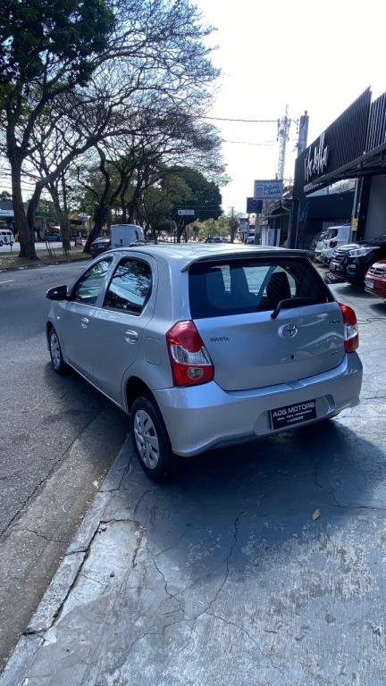 TOYOTA Etios Hatch - Foto