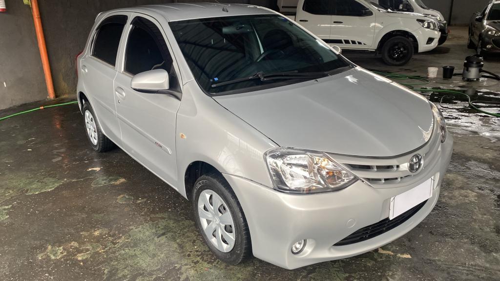 TOYOTA Etios Hatch - Foto