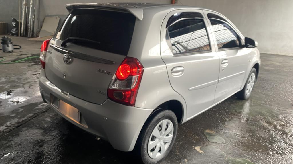 TOYOTA Etios Hatch - Foto