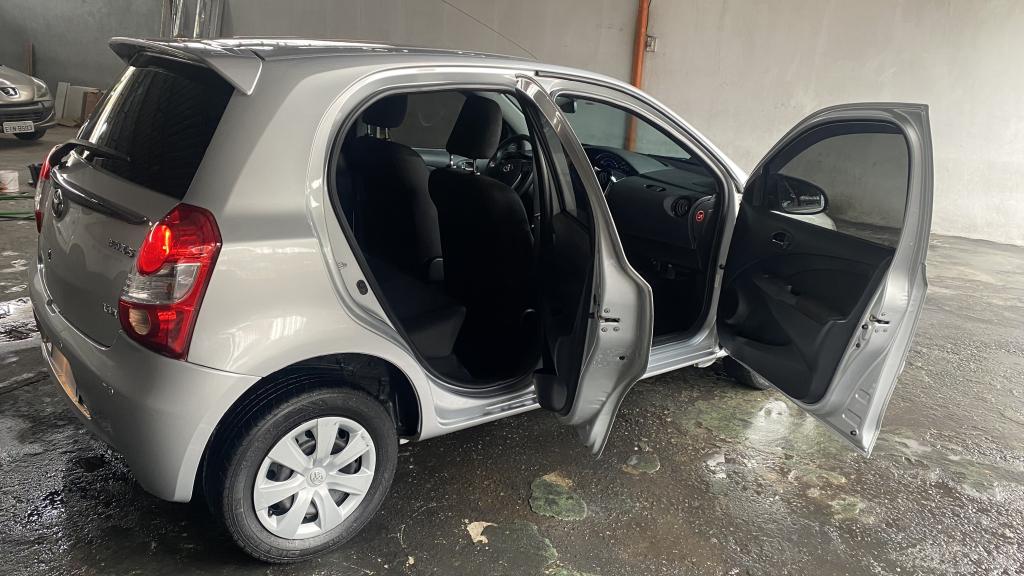 TOYOTA Etios Hatch - Foto