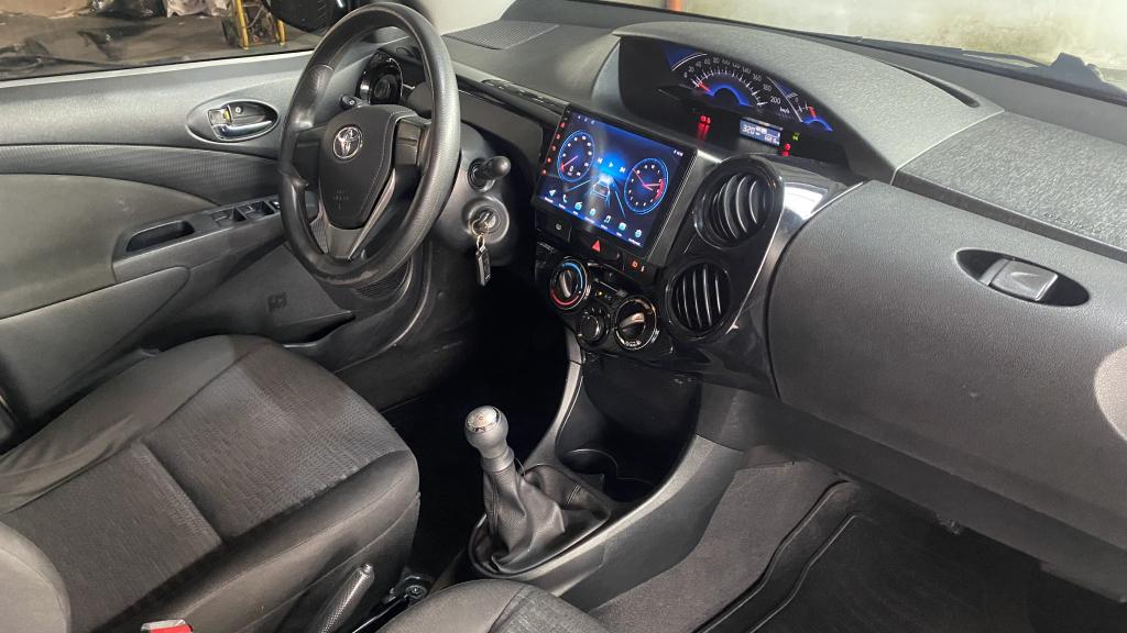 TOYOTA Etios Hatch - Foto