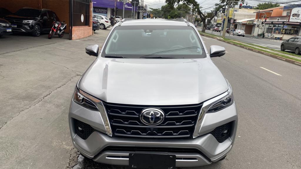TOYOTA Hilux SW4