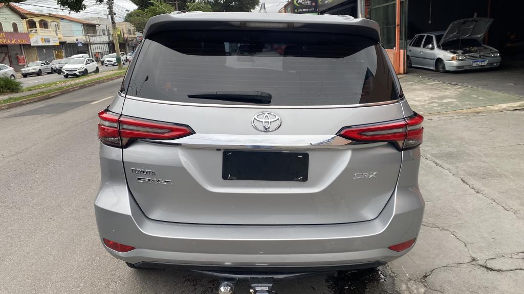 TOYOTA Hilux SW4 - Foto