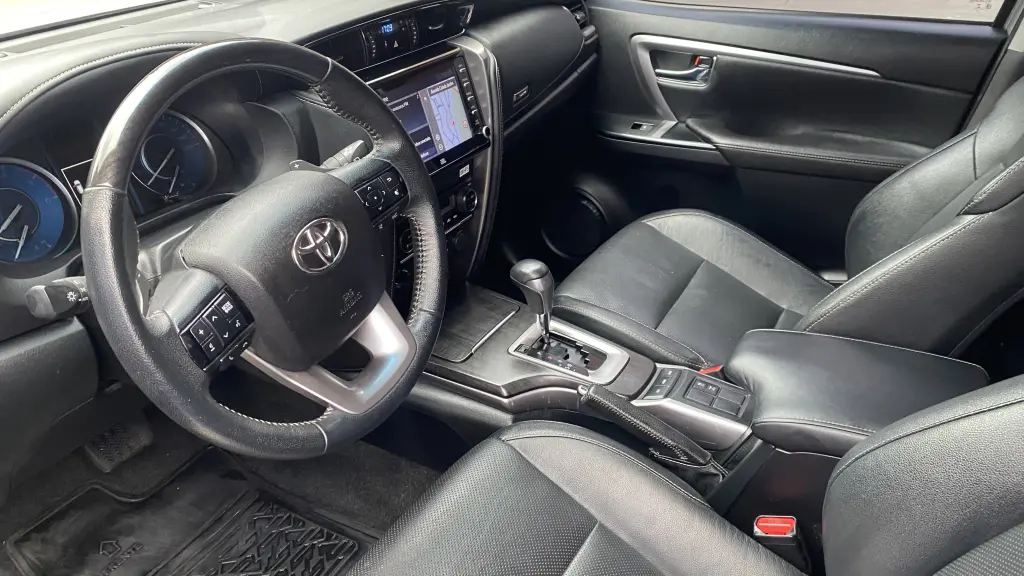 TOYOTA Hilux SW4 - Foto