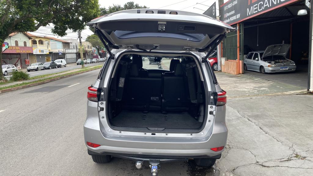 TOYOTA Hilux SW4 - Foto