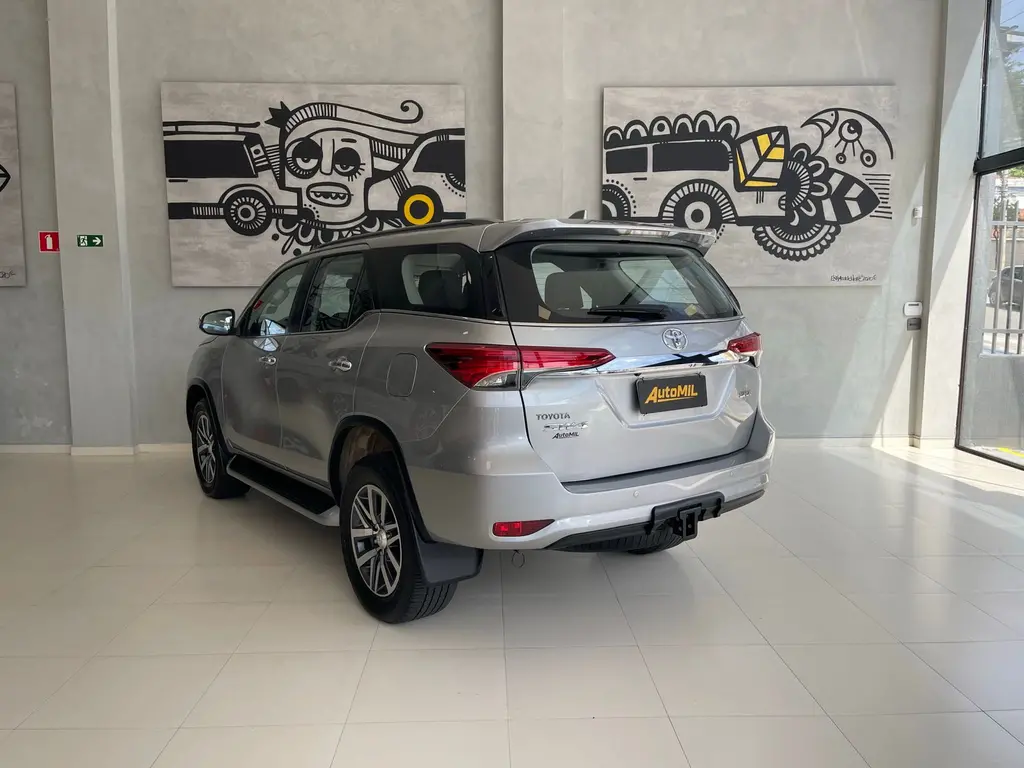 TOYOTA Hilux SW4 - Foto