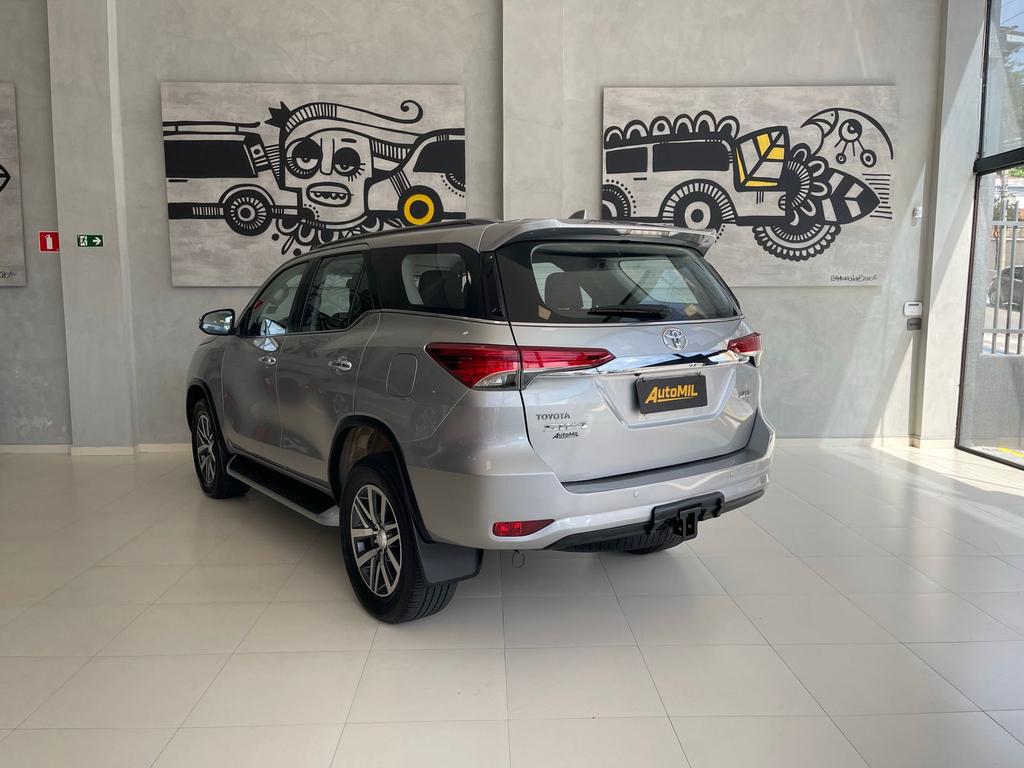 TOYOTA Hilux SW4 - Foto