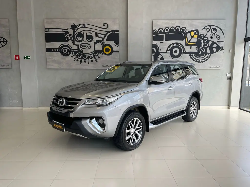 TOYOTA Hilux SW4 - Foto