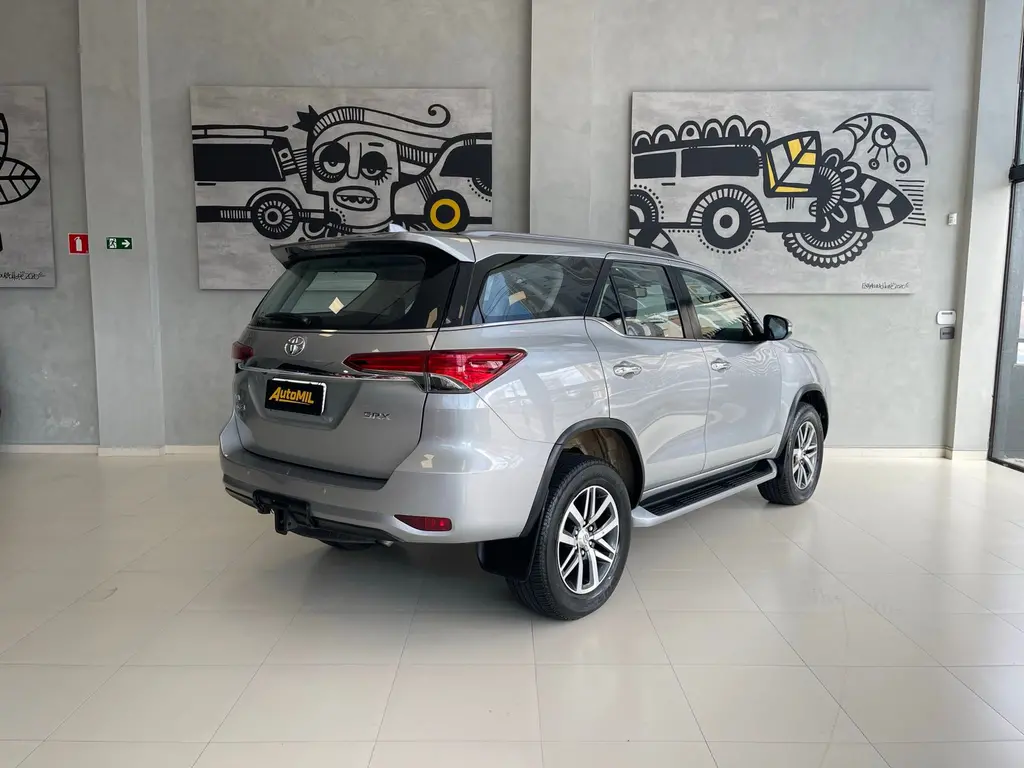 TOYOTA Hilux SW4 - Foto