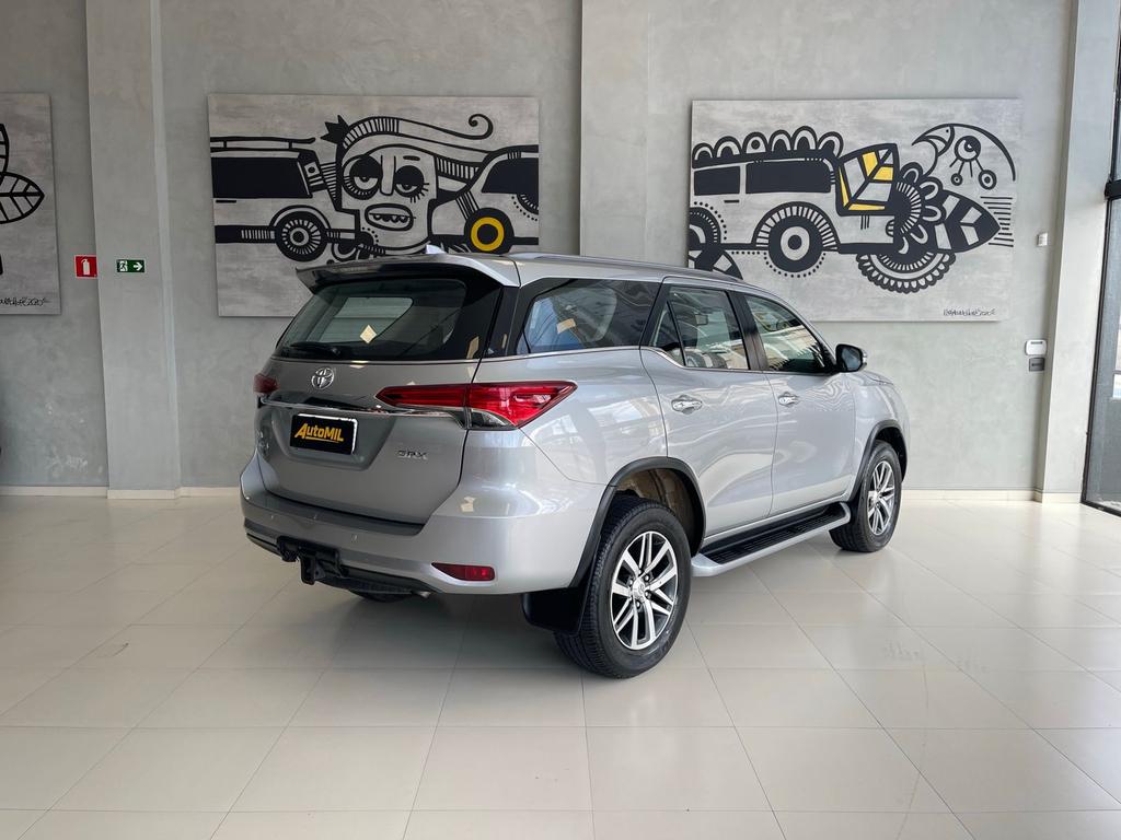 TOYOTA Hilux SW4 - Foto