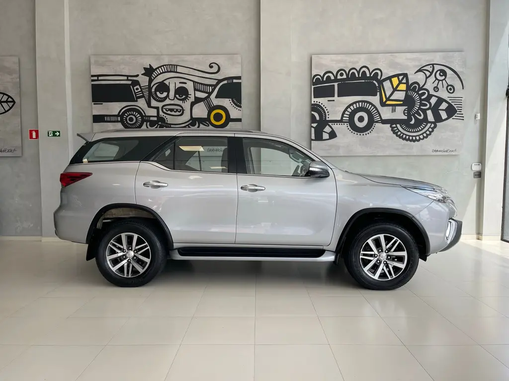 TOYOTA Hilux SW4 - Foto